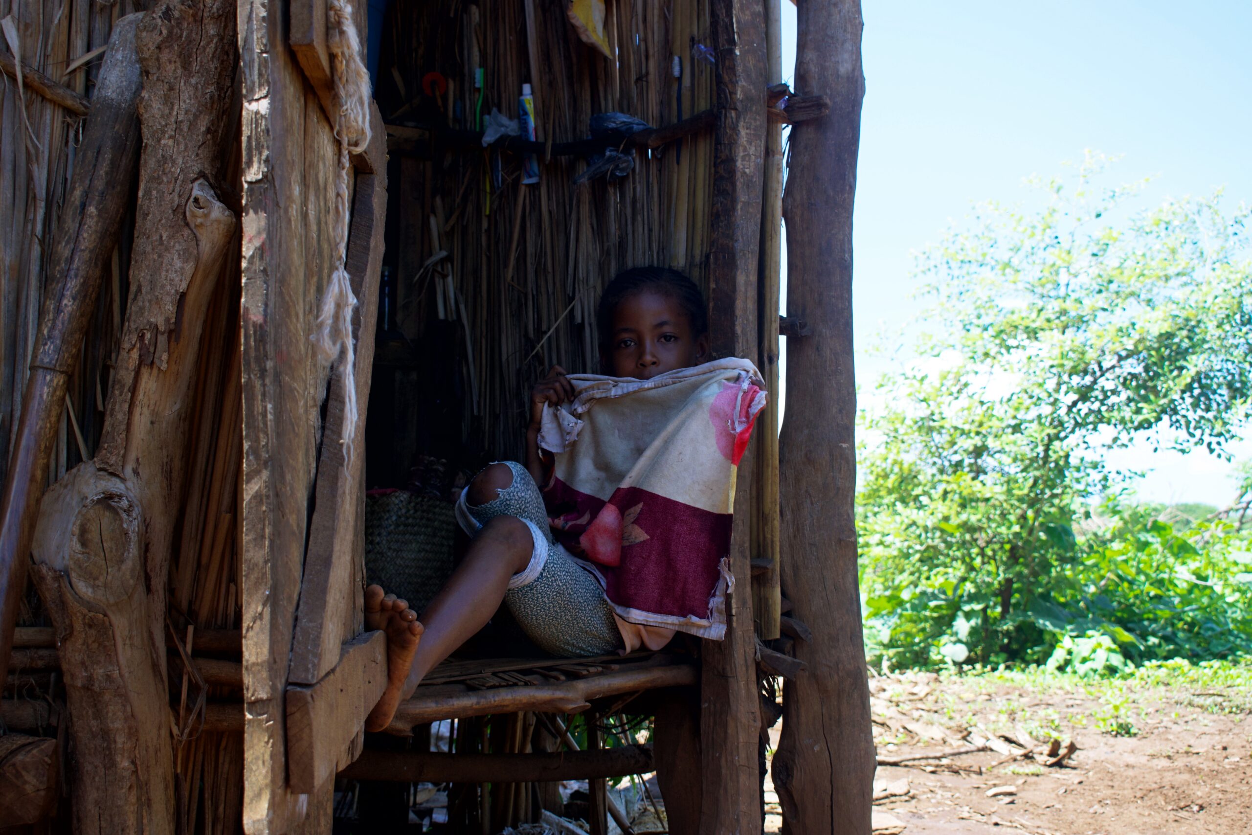 MONDAY – GOING NOT BACK TO SCHOOL Monday. The first day of the week. For many children, it’s time to go to school. But this is not the case for everyone. Climate change has intensified weather patterns in Madagascar, with more frequent and severe cyclones. Coastal communities, like Ambovobe in northern Madagascar, suffer greatly. Here, a primary school’s roof has been destroyed by strong winds, halting education for its children. They are forced to stay home. The teachers stay behind in an empty classroom. But isn’t education the cornerstone for a fairer and more sustainable world? Ambovobe, Madagascar